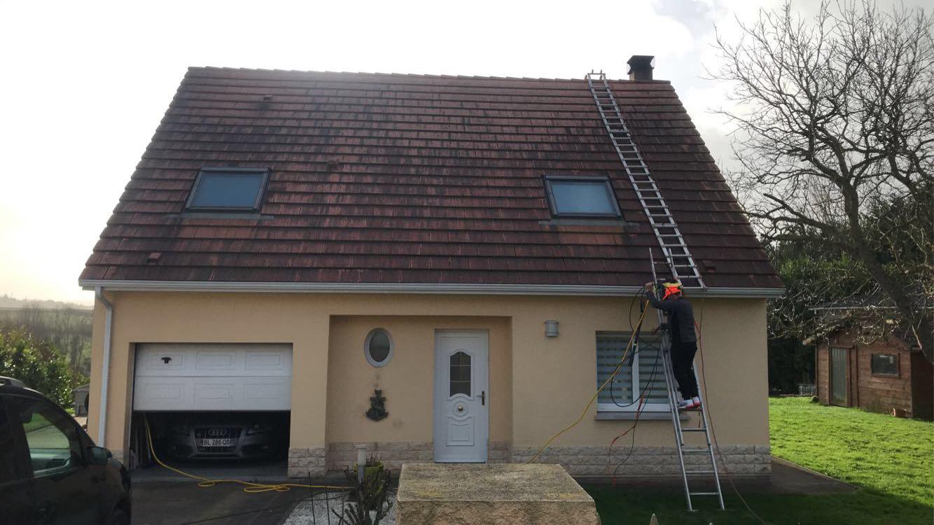 Démoussage toiture couvreur Les Attaques