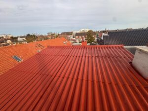 remise en peinture de toiture en tôle à Guînes par le couvreur Les Attaques 62